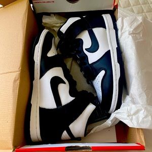 Brand new Nike dunks. Size 5 1/2. Authentic tags.